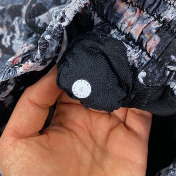 Lululemon Hotty Hot Short II Long 4" Spring Bloom Multi / Black - Picture 4 of 5